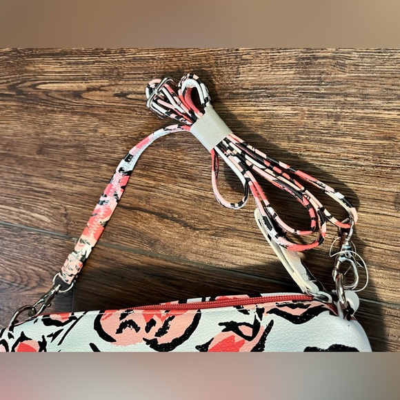 NWOT Giani Bernini crossbody bag. Non-leather. Adjustable strap. - Picture 12 of 15